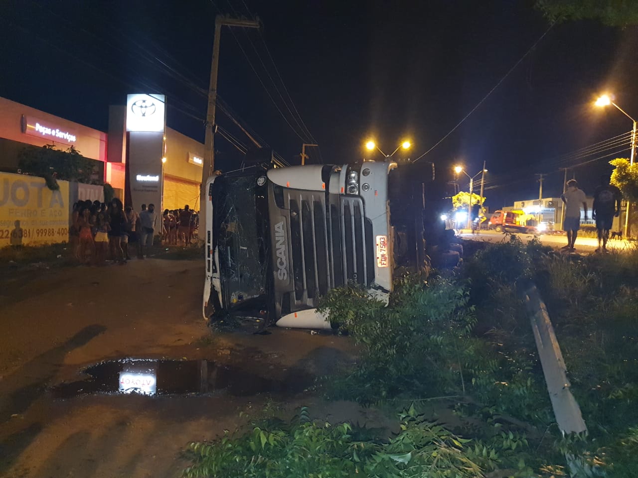 Caminhão tomba e motorista fica ferido em Picos